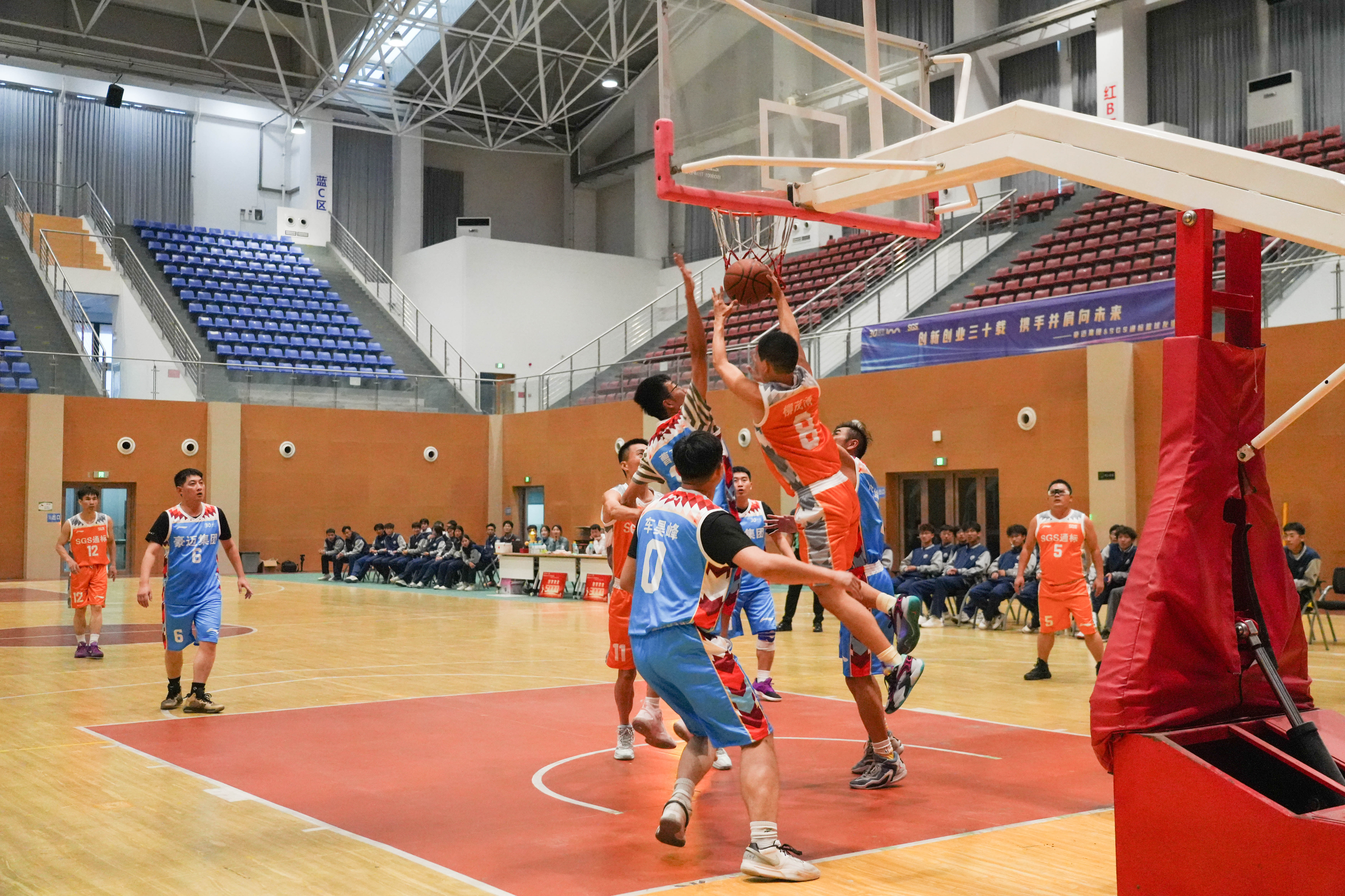 球场风云变幻,篮球比赛精彩无限进球